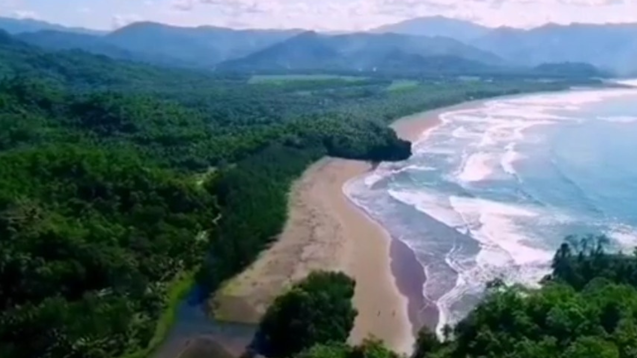 Pantai Pelang: Wisata yang Cocok untuk Rehat Sejenak dari Hiruk Pikuk Kota